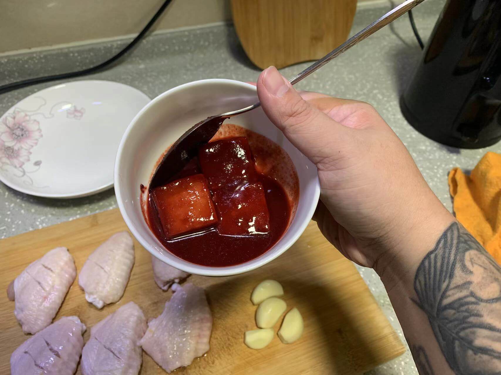 取了三块腐乳