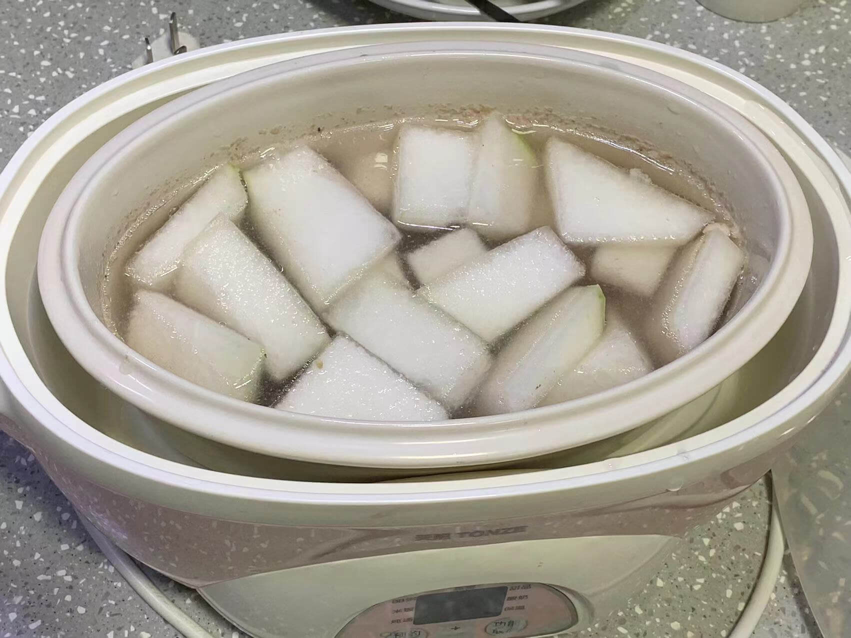 放炖锅里