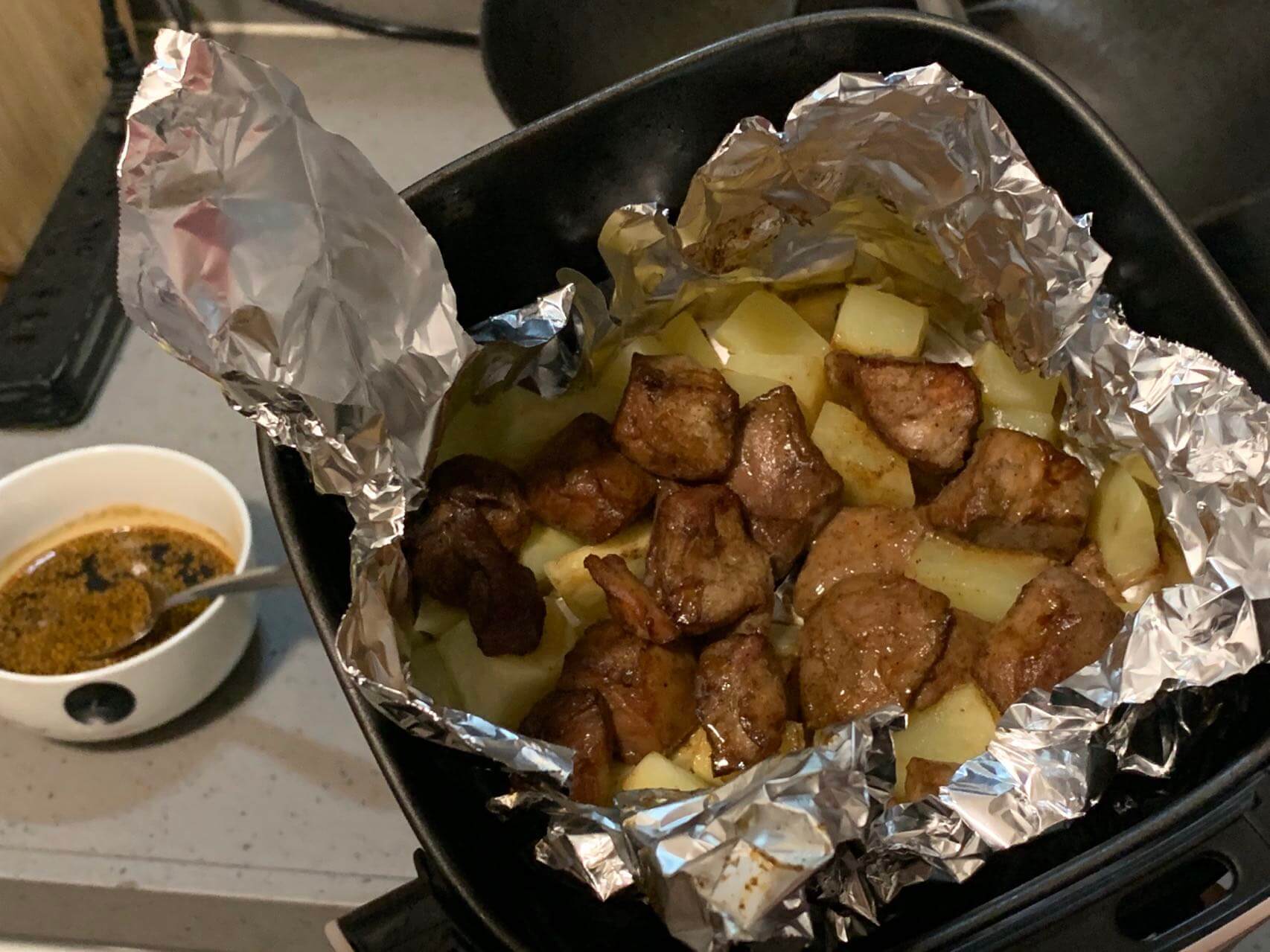 烤好的肉和土豆粒
