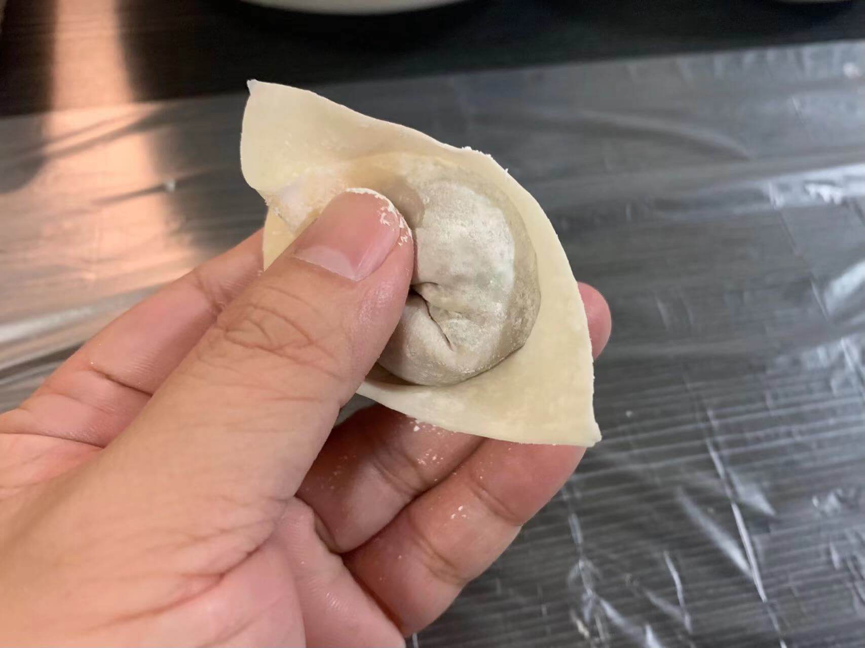 右手拉起右侧,往左侧粘合