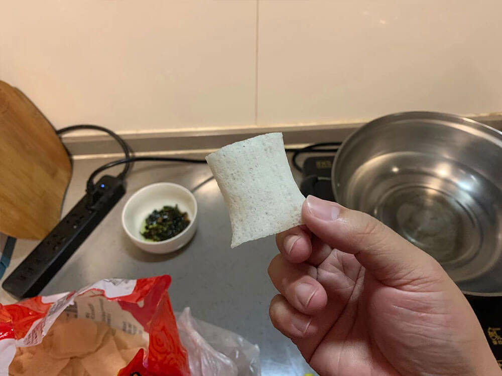 晒干的粿汁皮