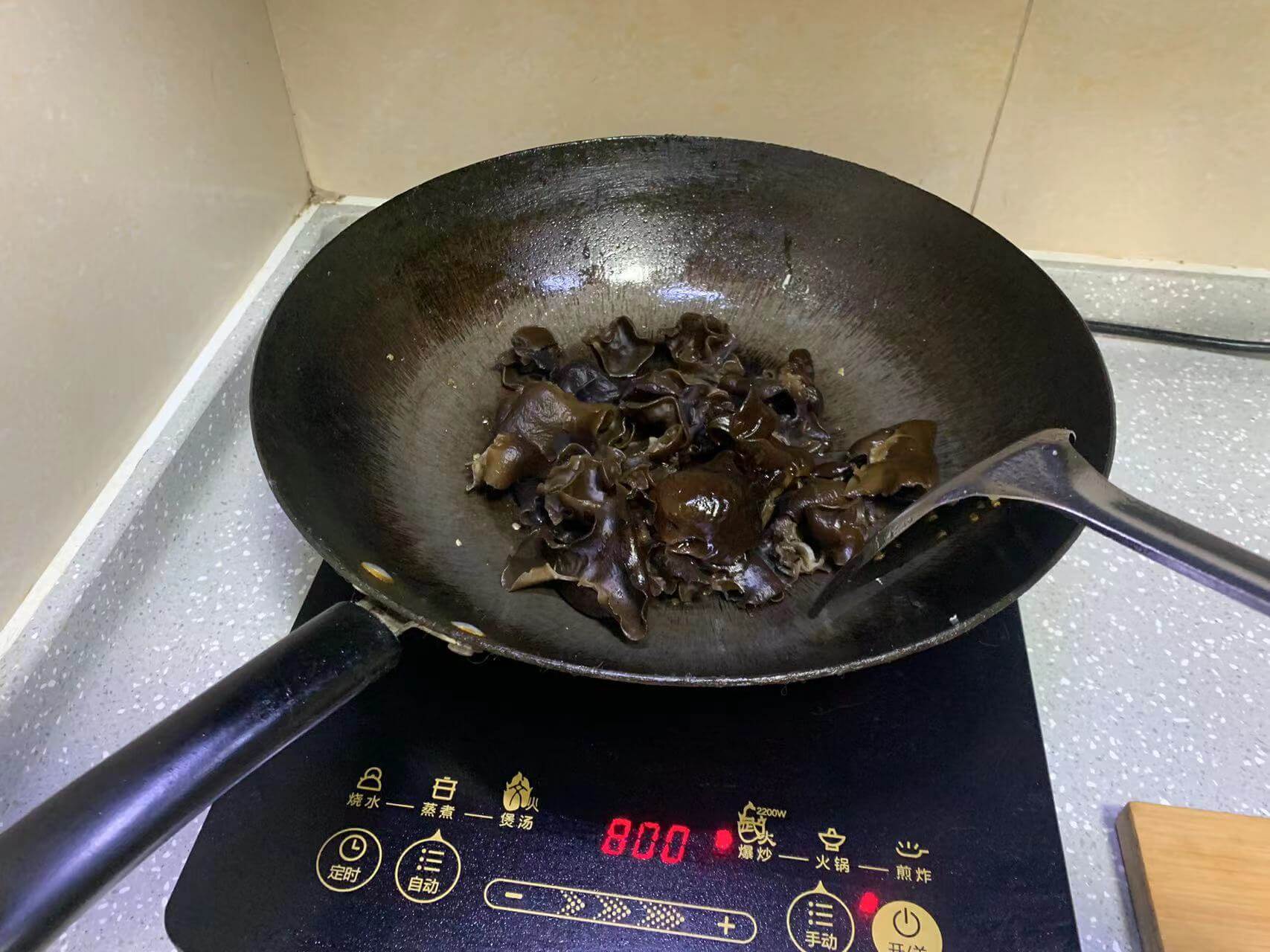 木耳刚下锅时