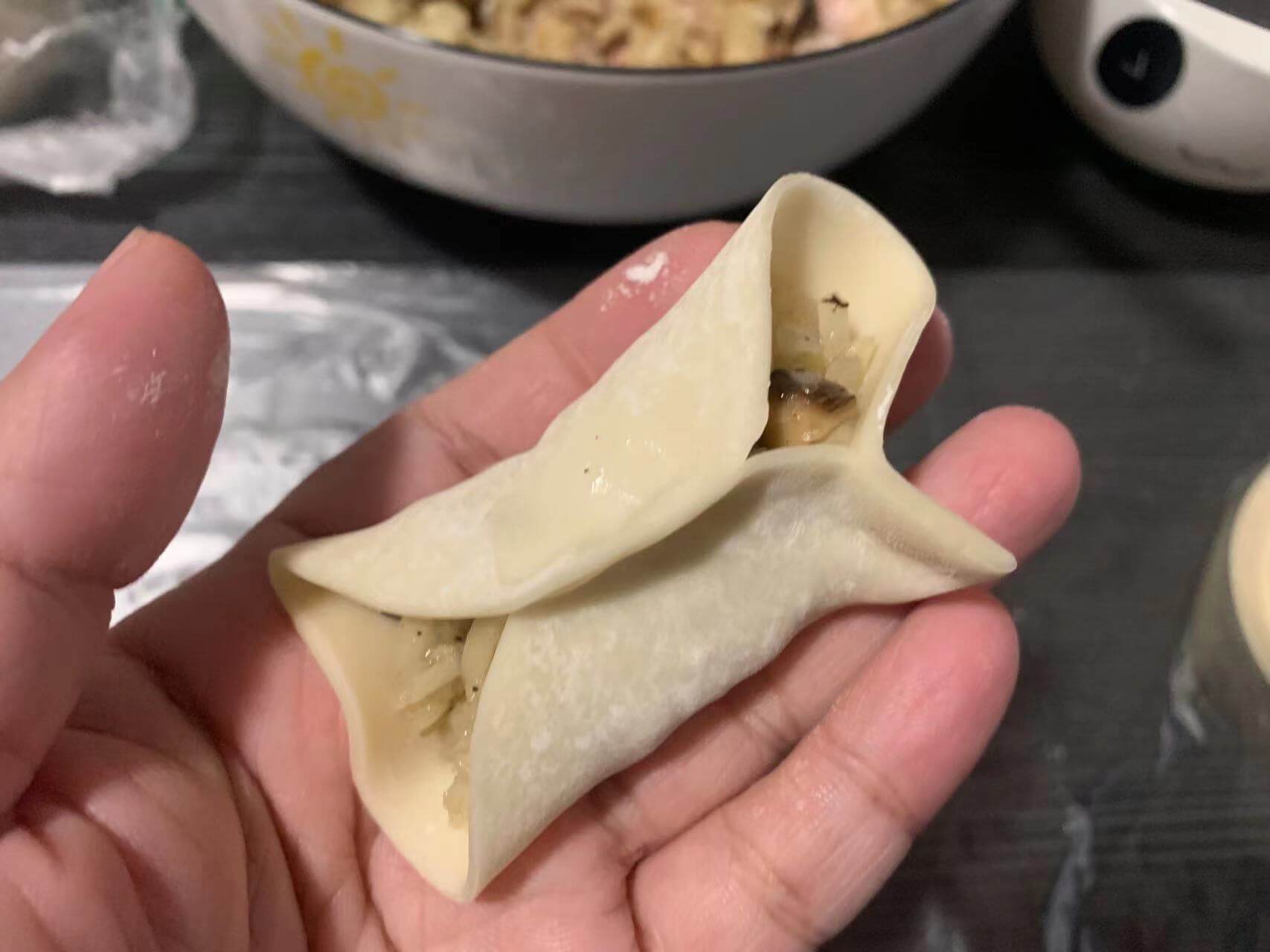 先把右下角捏紧