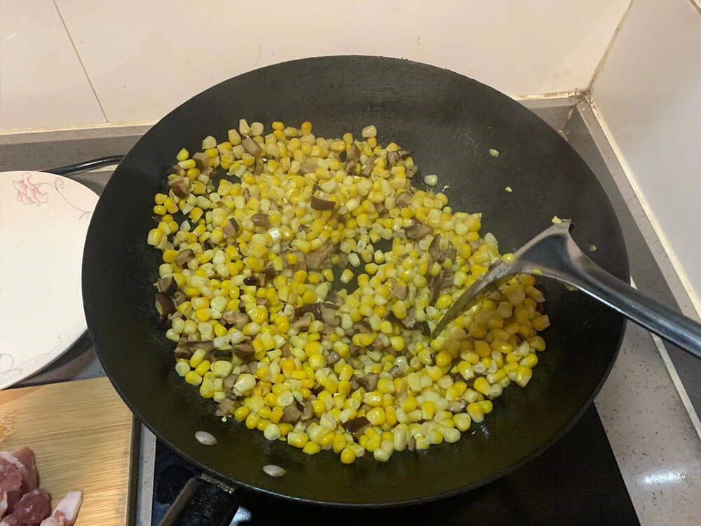在炒锅里自然冷却