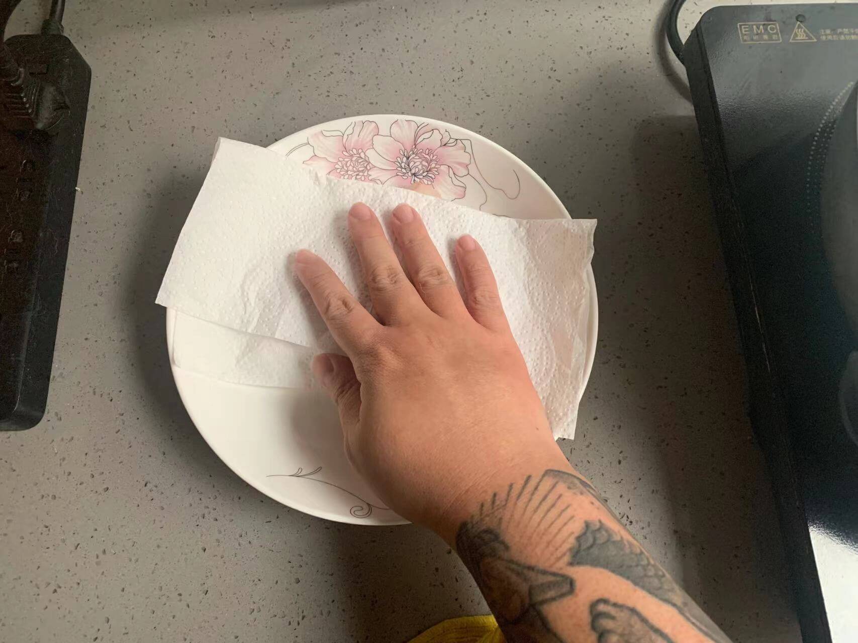 如果带出来的水太多就用厨房纸巾吸一下