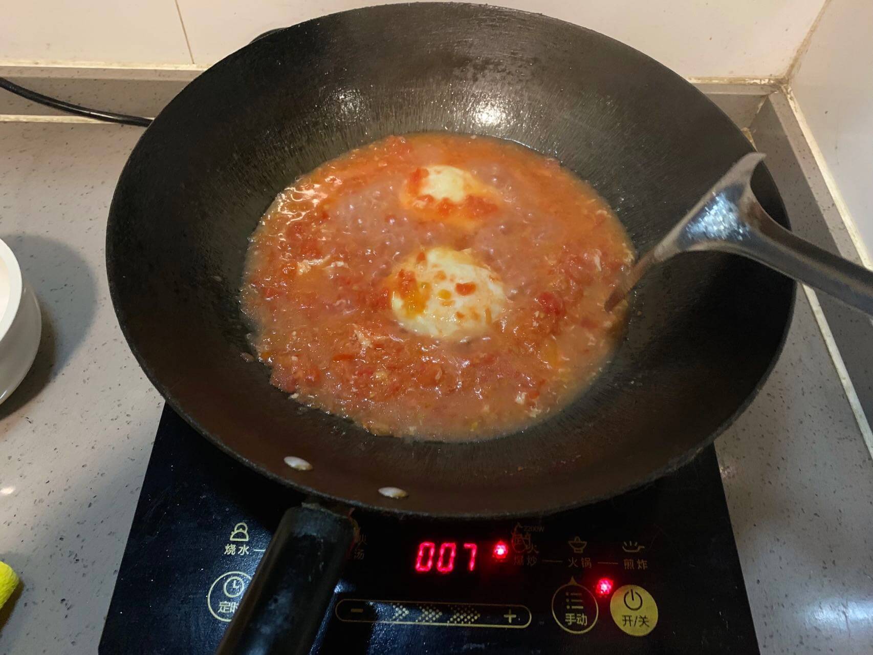 凝固了就开始翻身继续煮