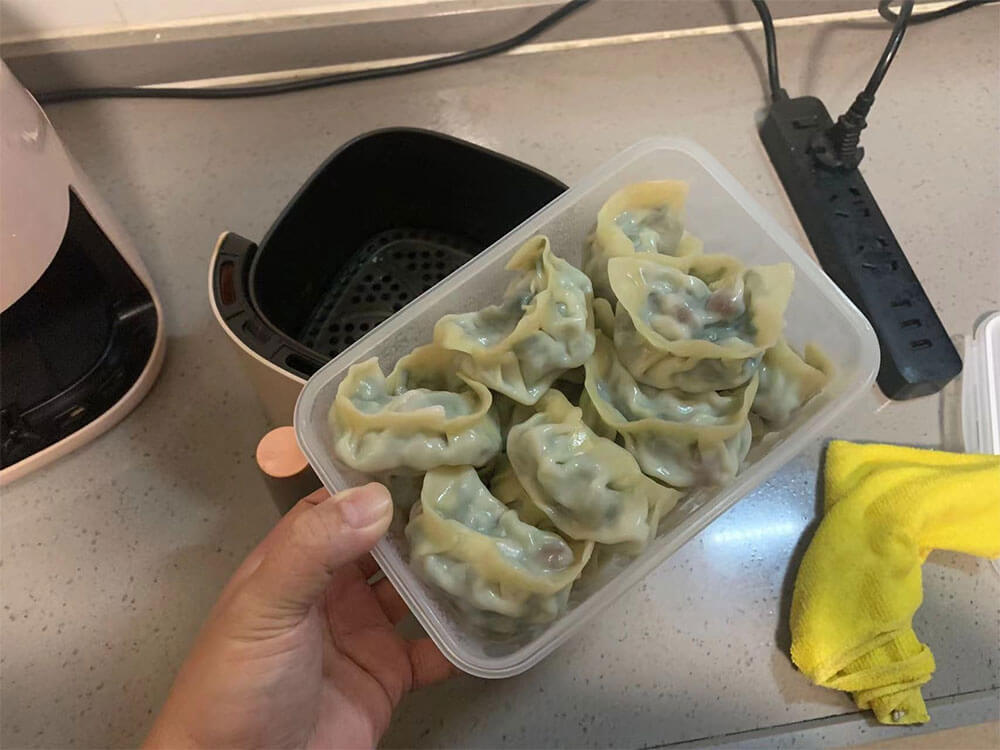 拿出前一晚冷藏的饺子