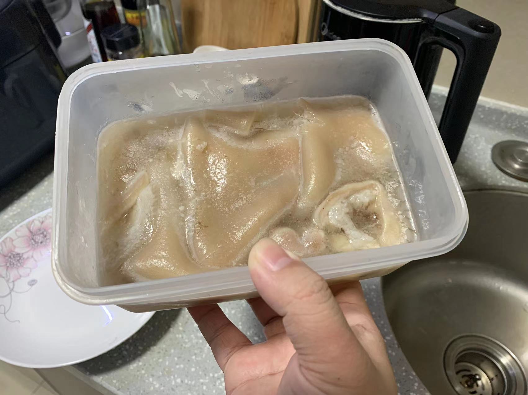 第二天就有凝固成型的肉冻吃啦