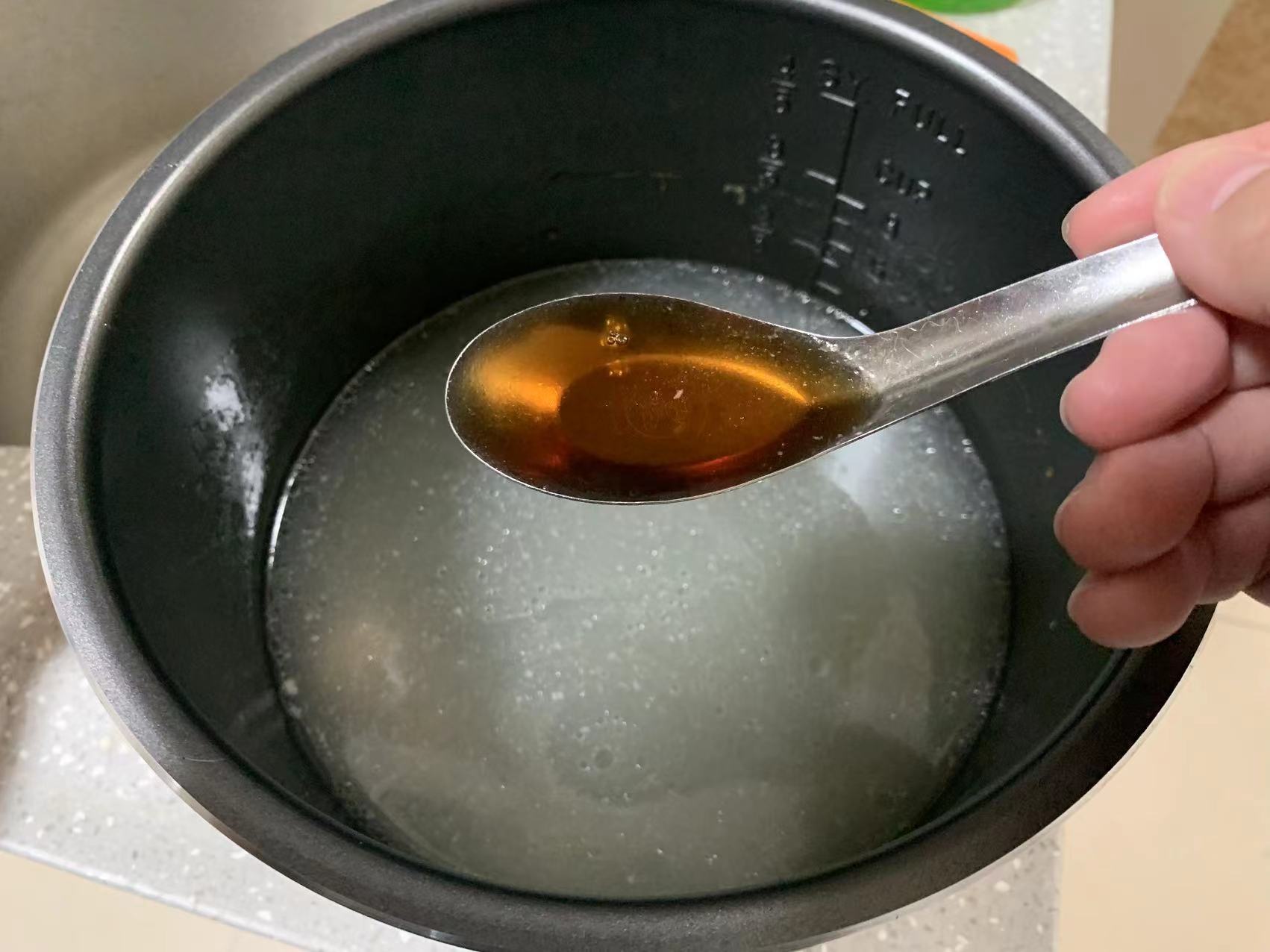 加入一大勺鱼露和半勺生抽,用的是盛汤的小汤勺