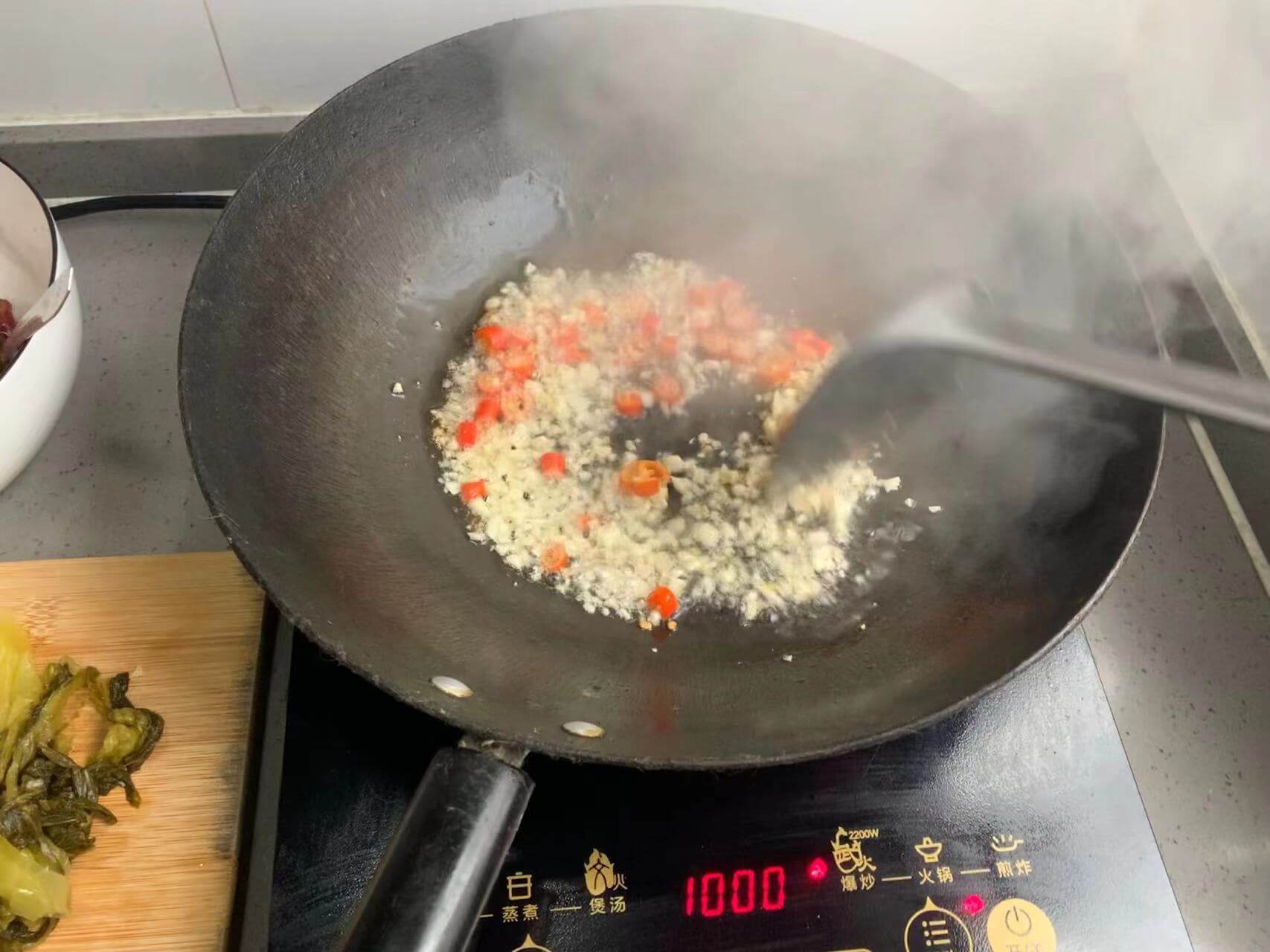爆香指天椒和蒜末