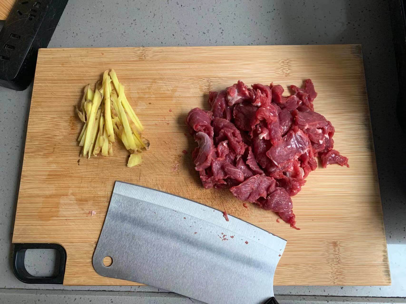 切好的姜丝和牛肉
