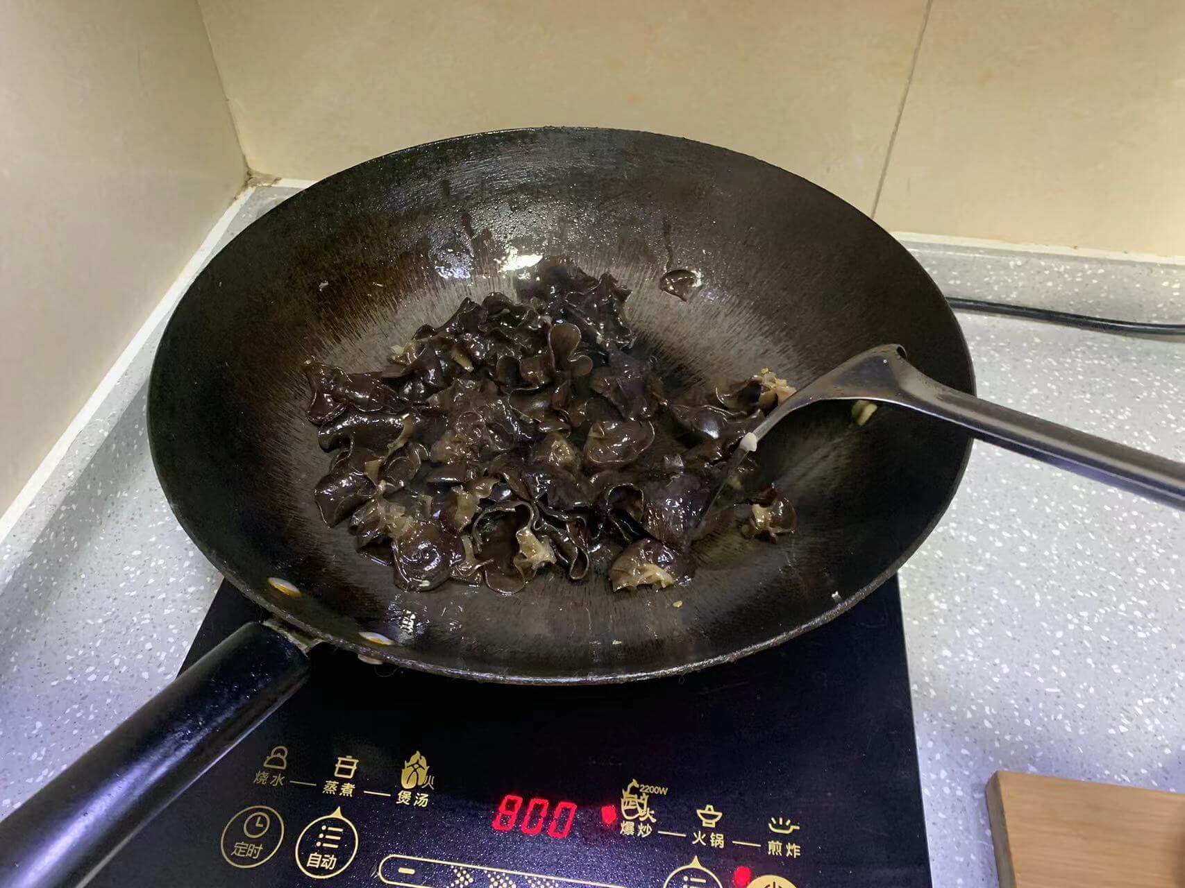 木耳炒熟后