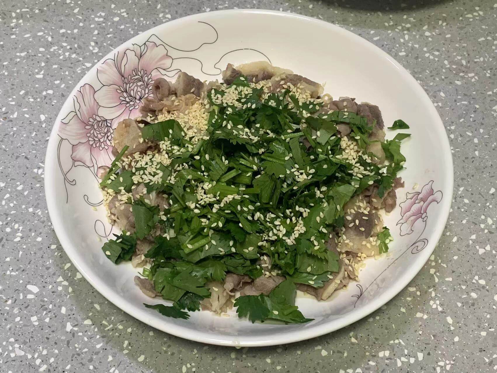 撒上香菜碎和白芝麻