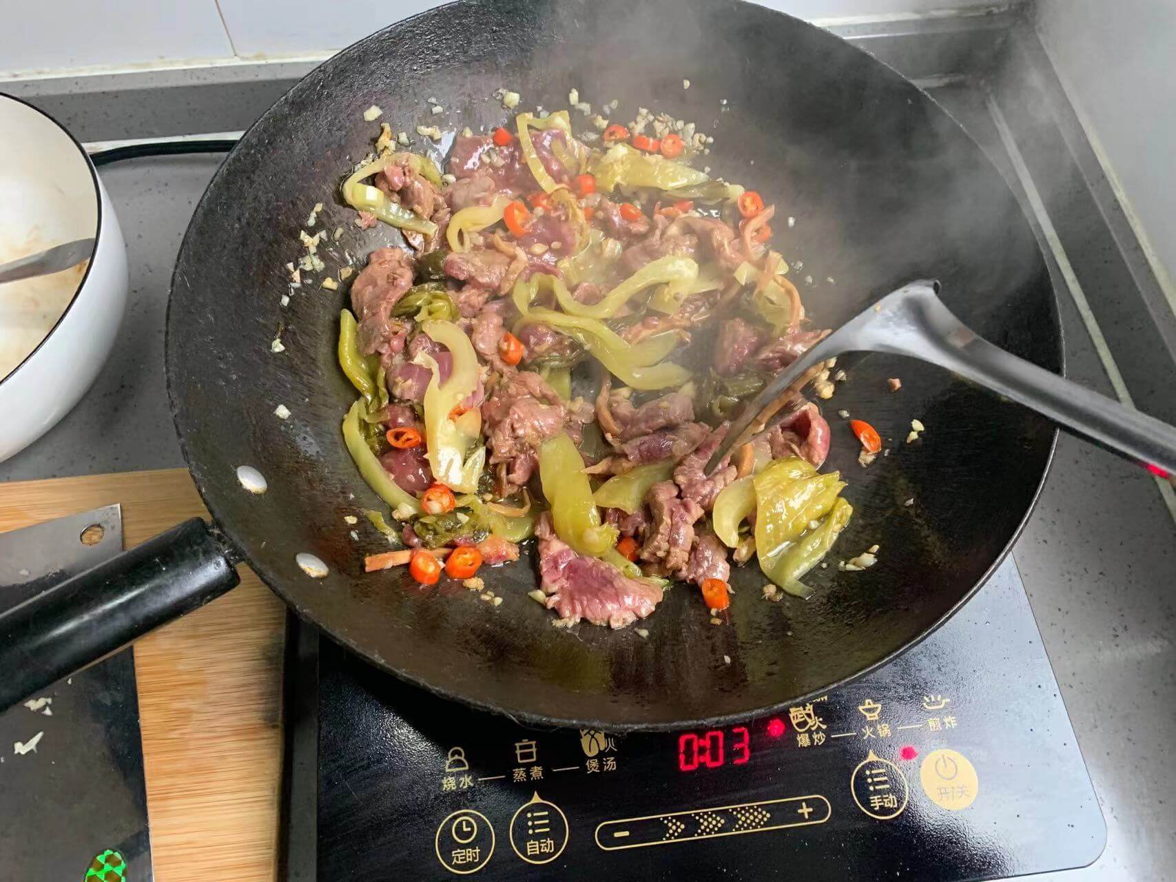 再把牛肉倒进去