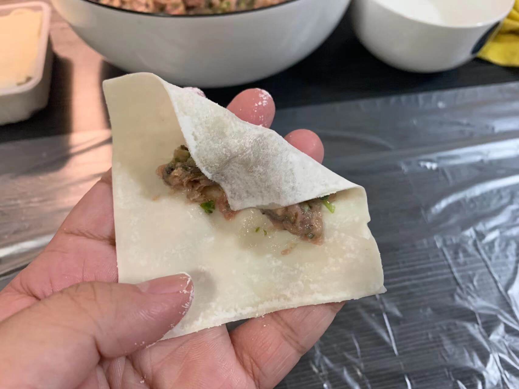 再往自己的反方向稍微推一下