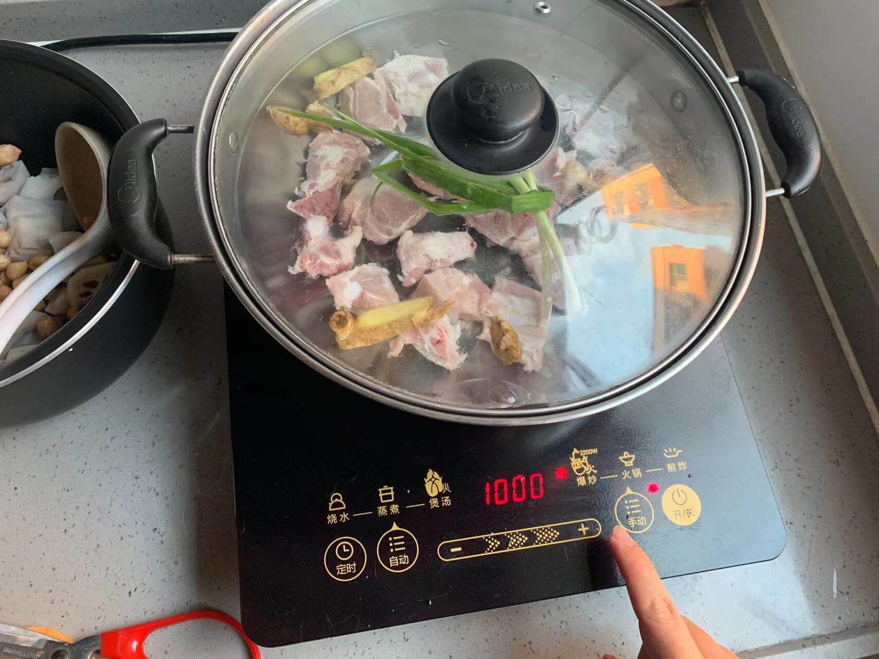 放入葱和姜