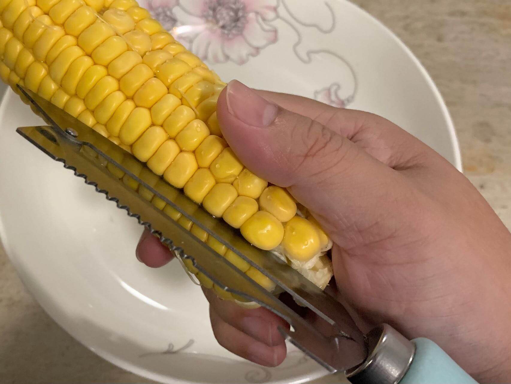 水果刀沿着玉米的缝隙插进去