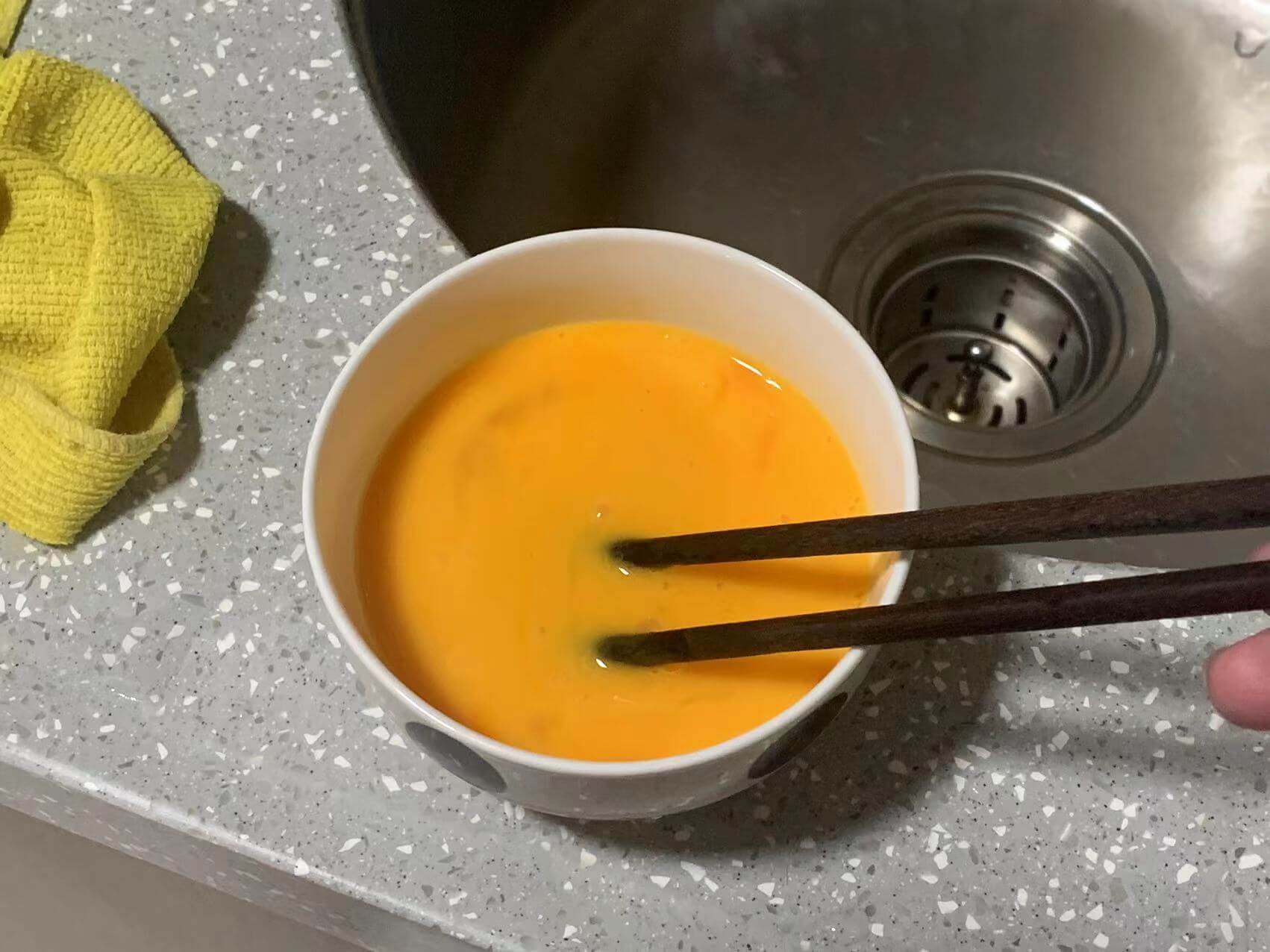 鸡蛋打散,加鱼露调味