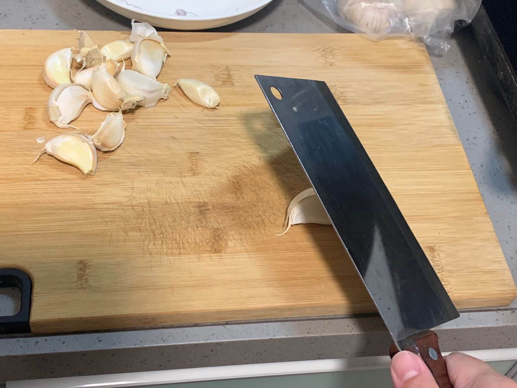 用刀拍碎