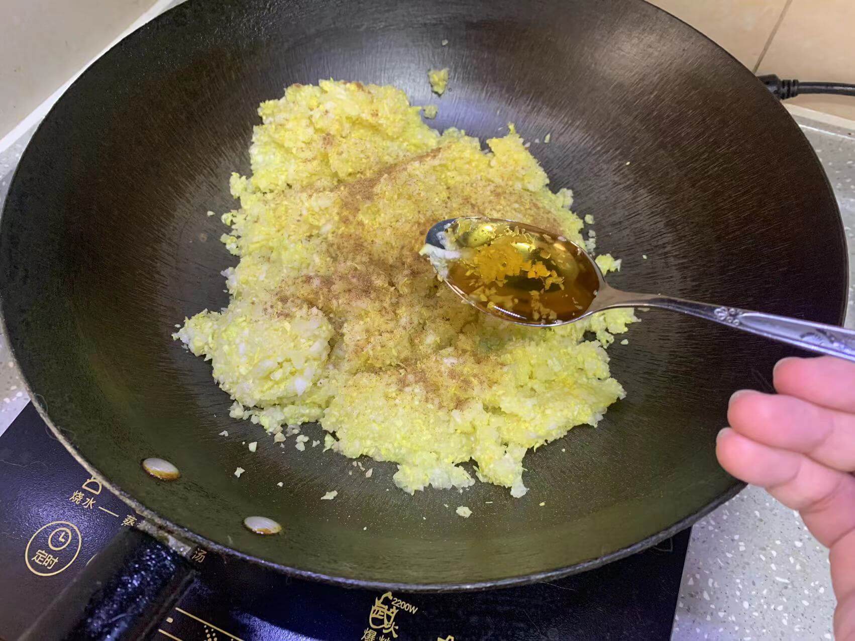 撒上花椒粉和五香粉,加入香油
