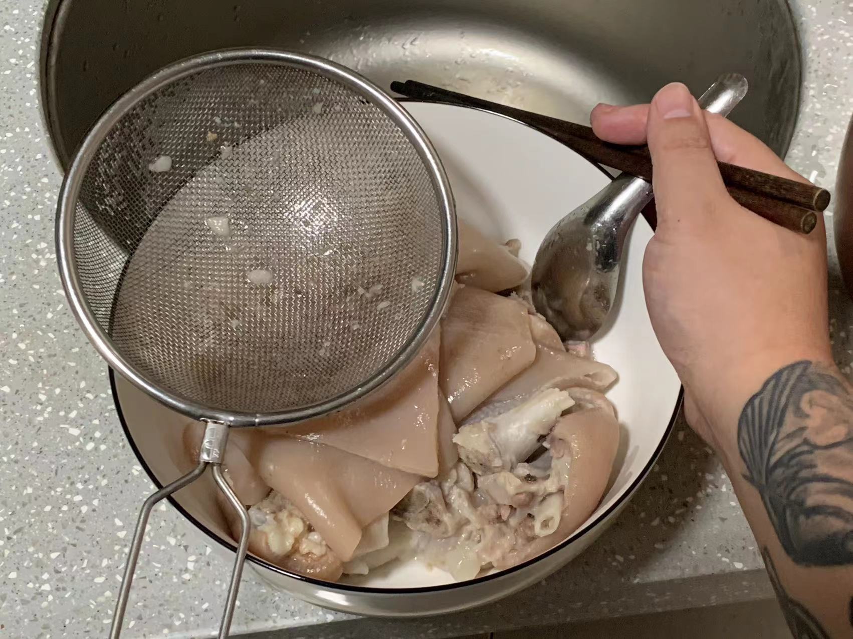 把猪脚和猪皮捞到大碗里稍微晾凉