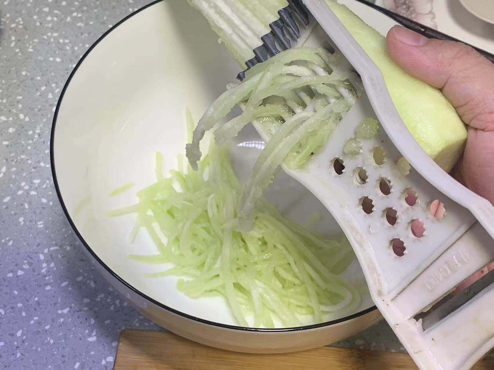 去皮后拓成丝