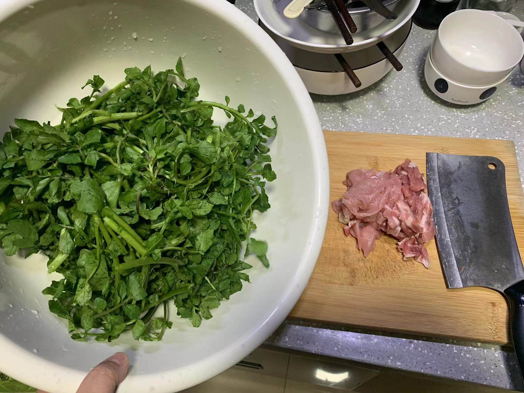 准备好的西洋菜和肉片