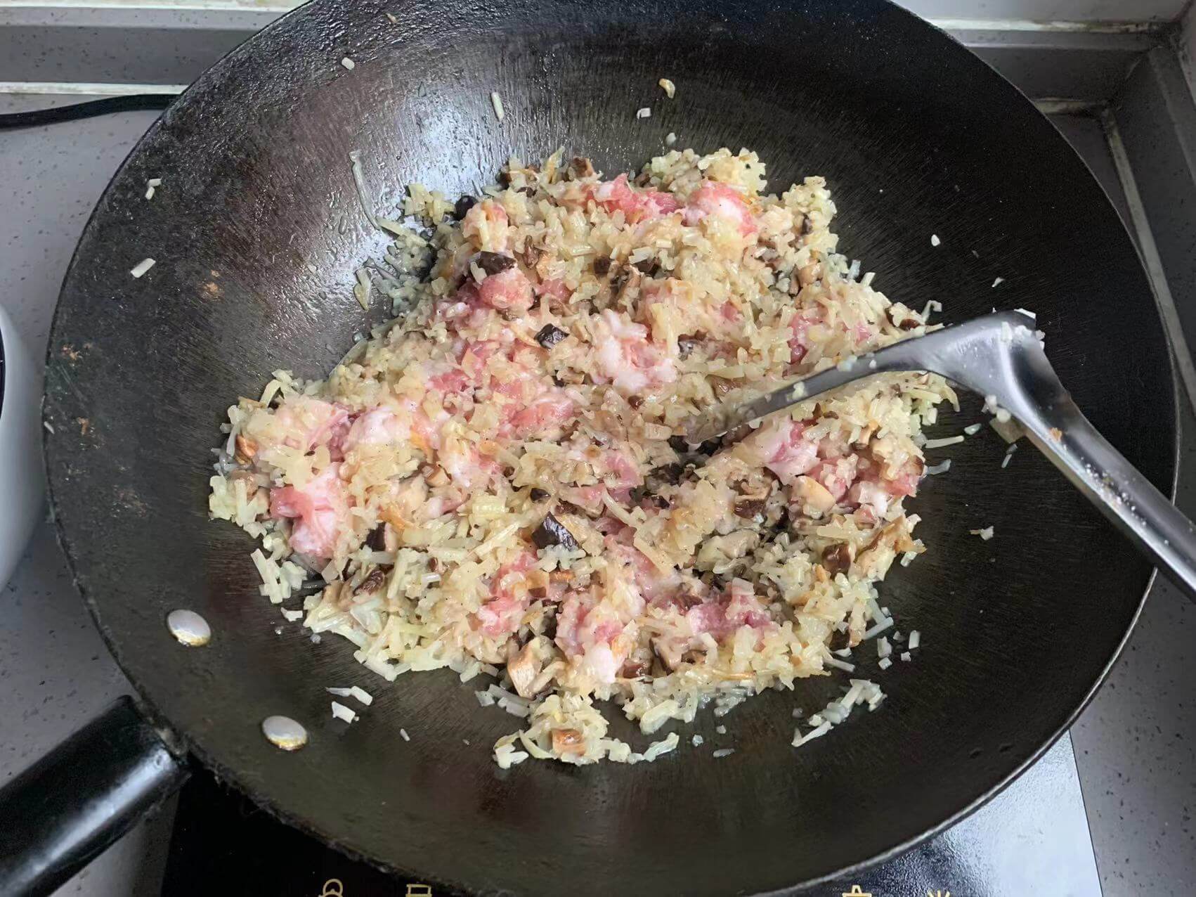 把肉馅放进去拌匀