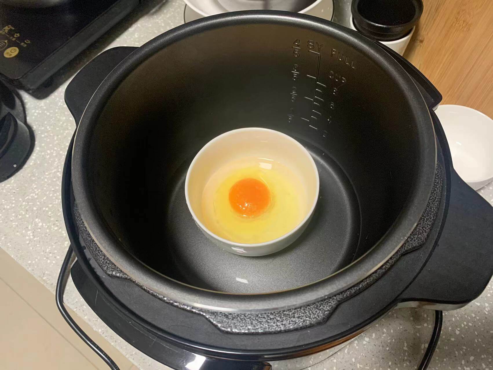 把碗放进高压锅