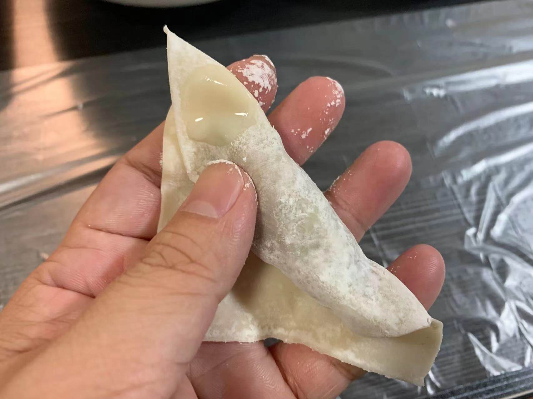 再往自己的方向卷一下,并沾点清水在左上角