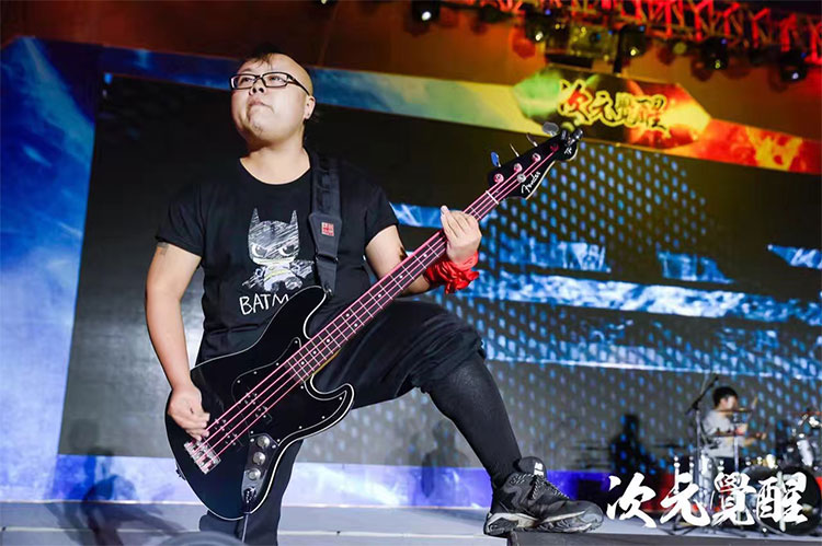 玩嗨了都喜欢踩音箱哈哈哈哈