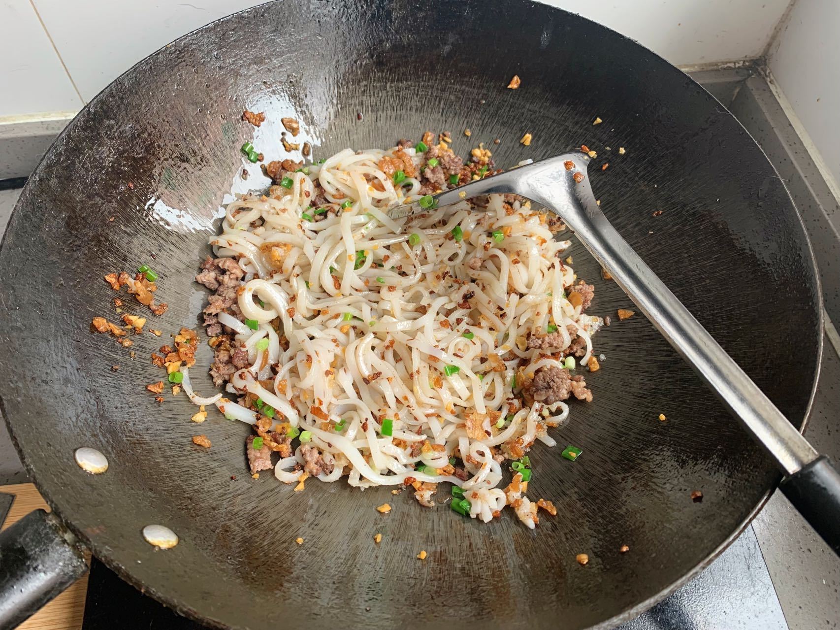 翻炒所有食材