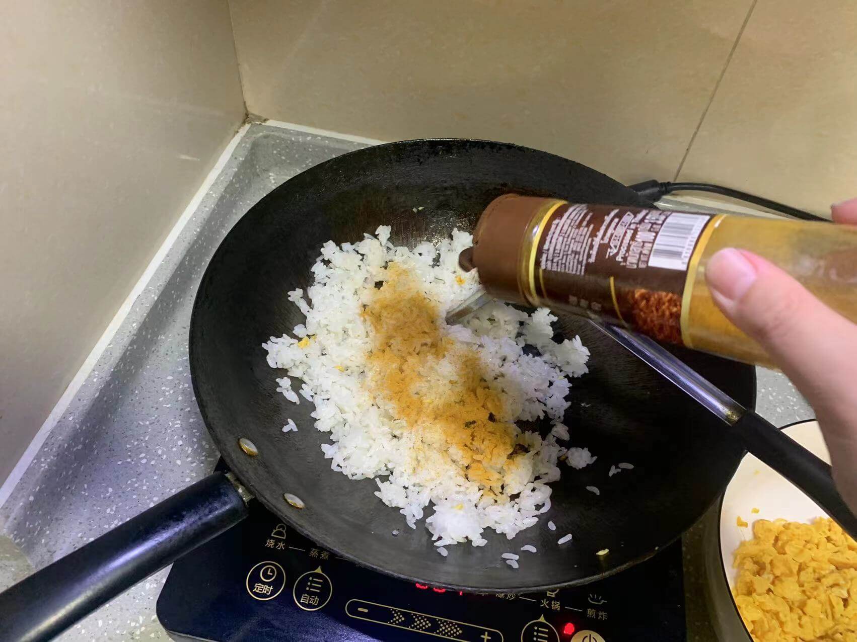 撒上咖喱粉