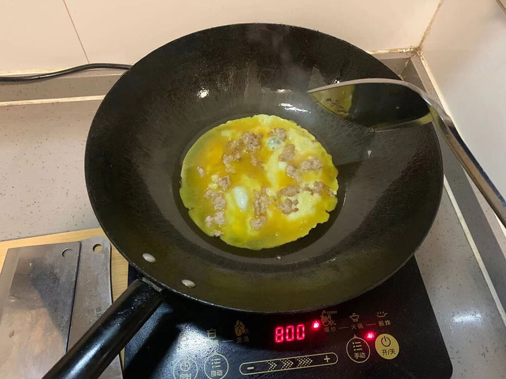 倒入蛋液
