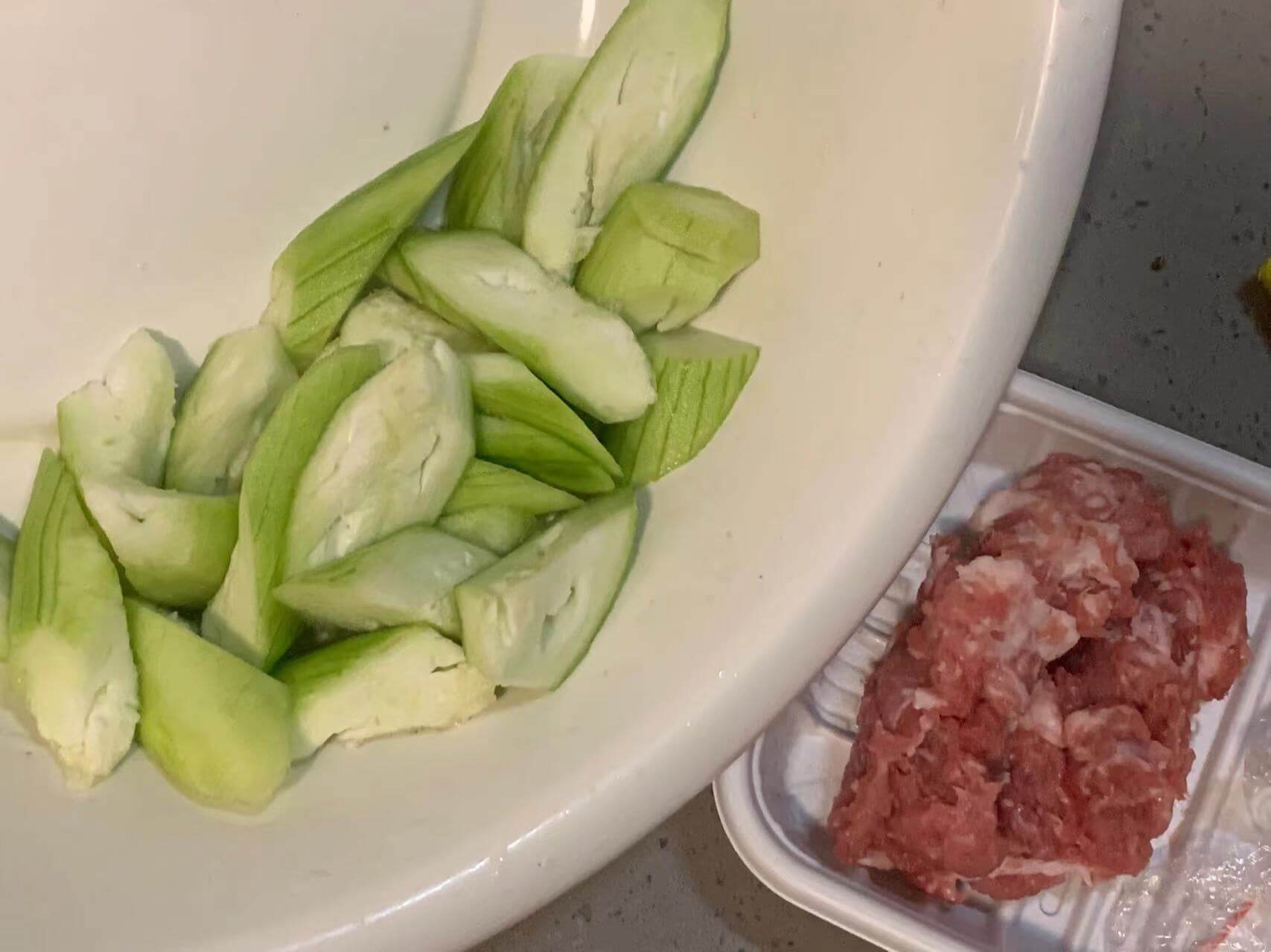 切好的秋瓜和剁好的肉末