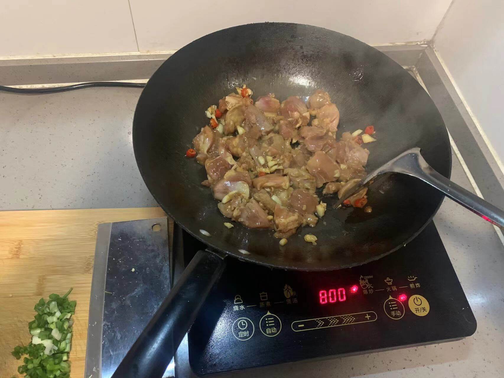 翻炒鸡腿丁