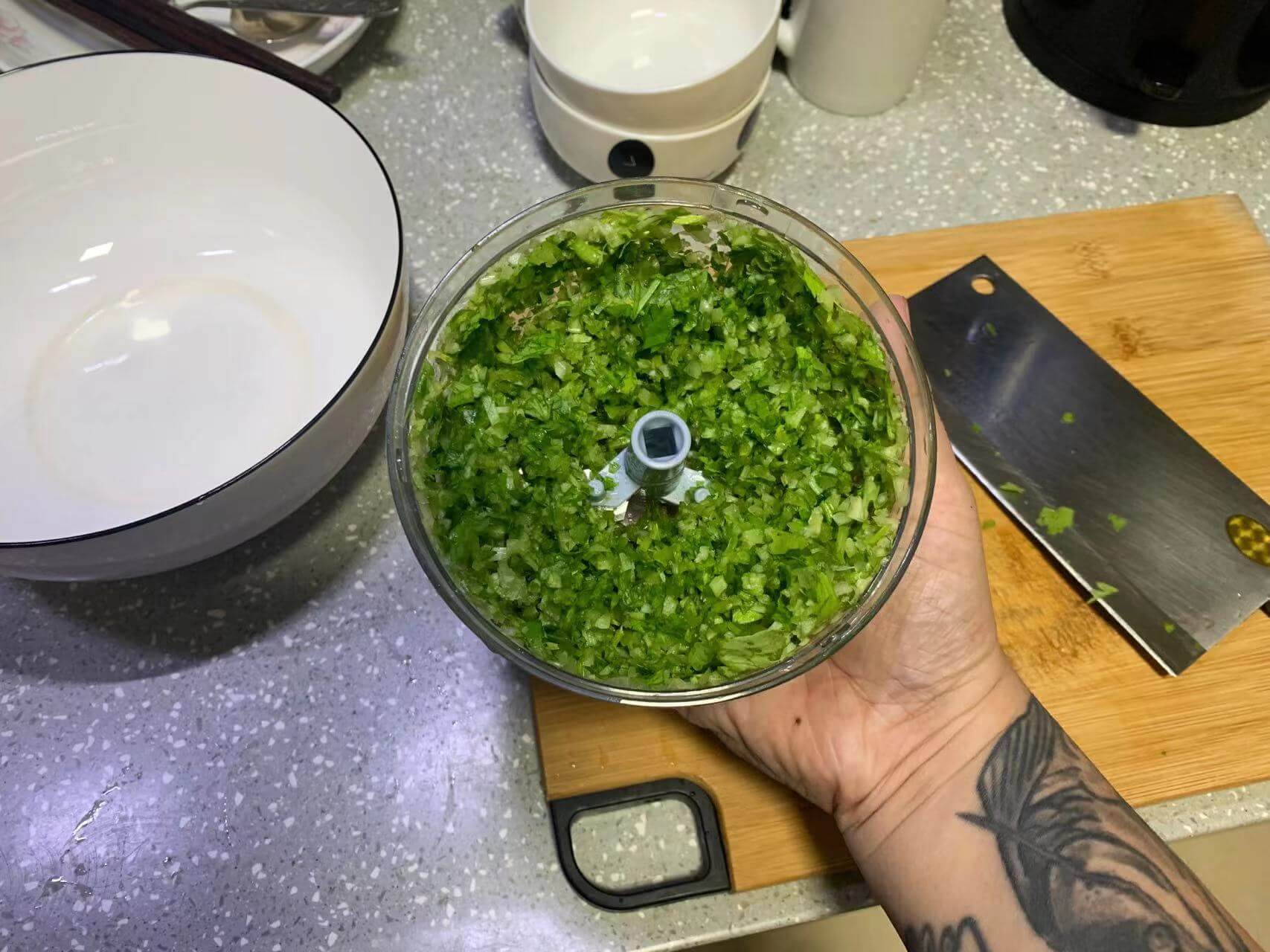 用拉蒜器弄成芹菜末