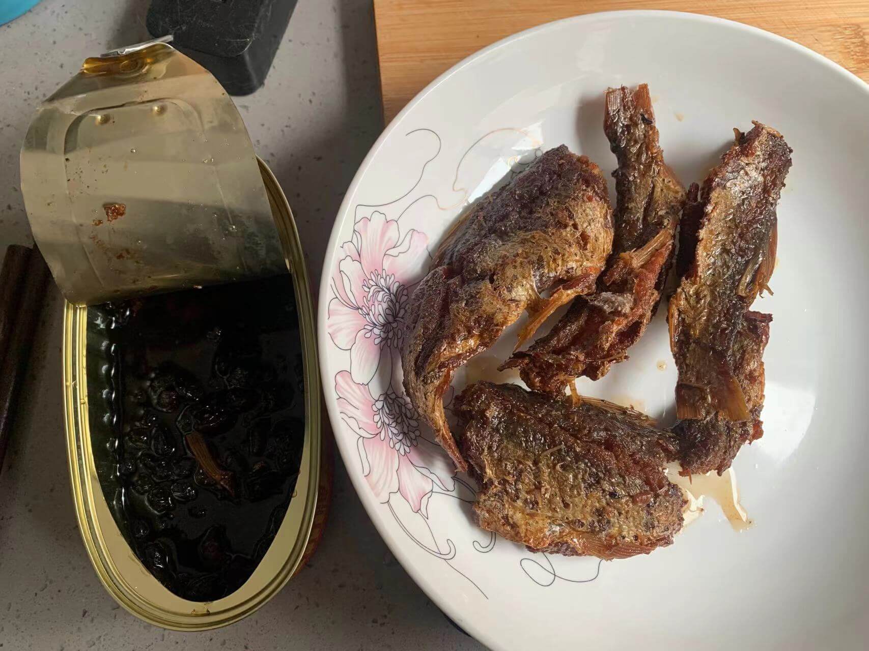 把鱼肉夹出来