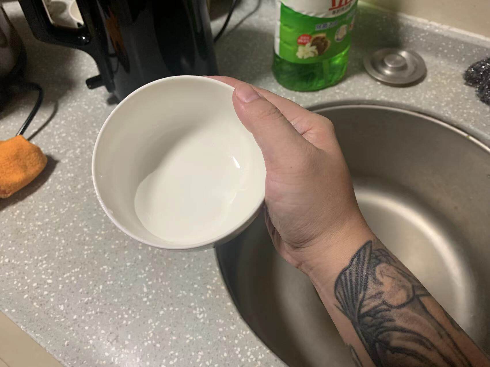 碗底加一点清水