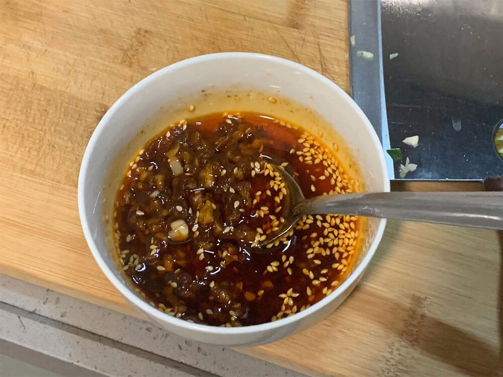 倒进碗里搅拌均匀