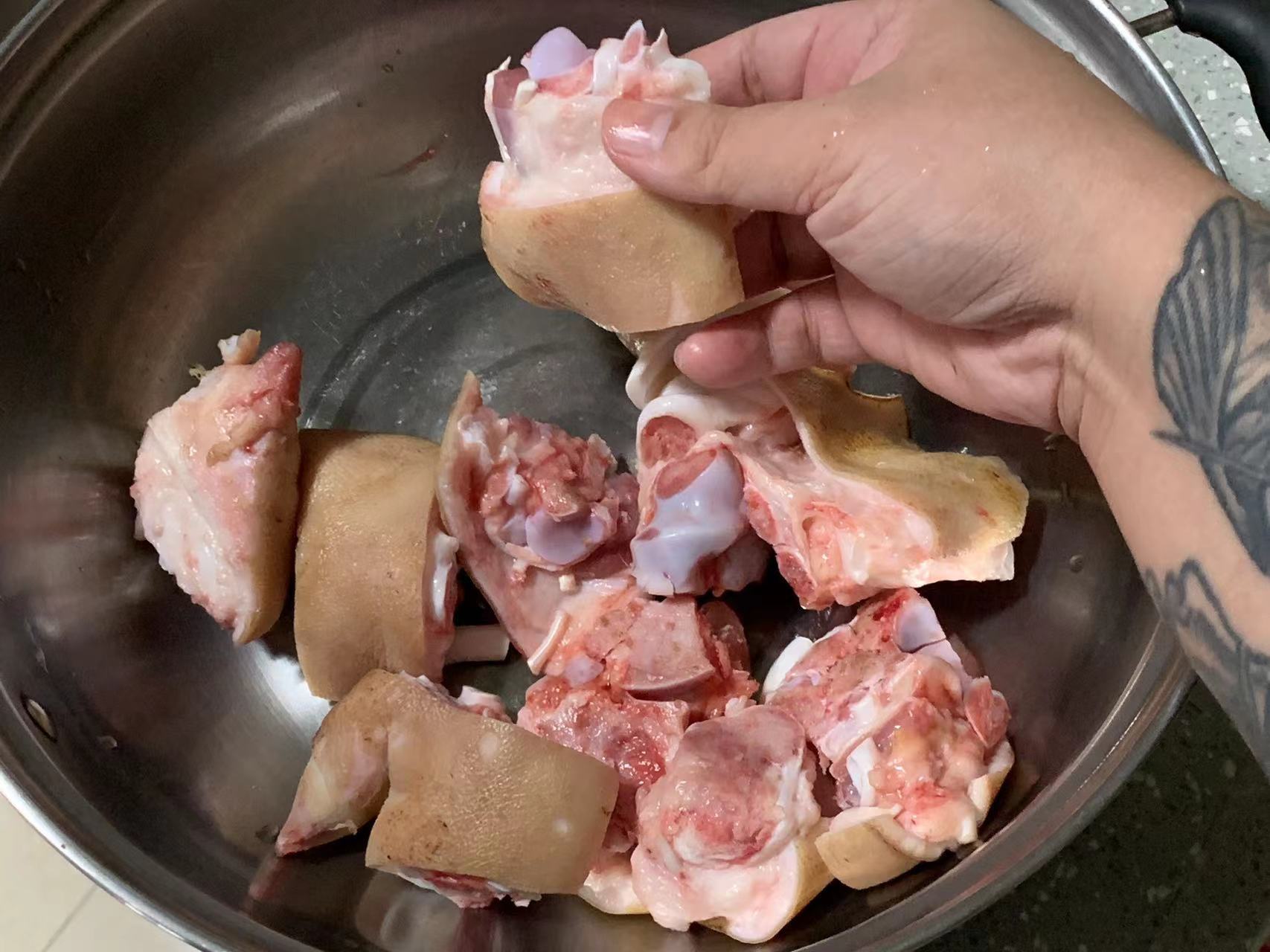 猪脚剁成小块